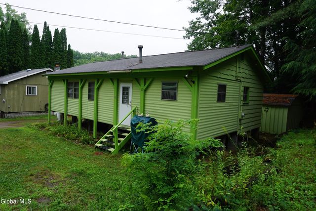 15 Upper Heights Road, Edinburg, NY 12835