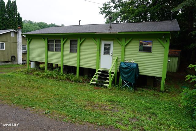 15 Upper Heights Road, Edinburg, NY 12835