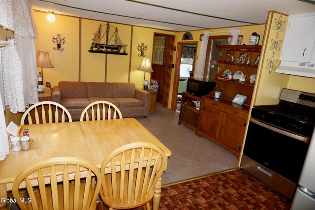 15 Upper Heights Road, Edinburg, NY 12835