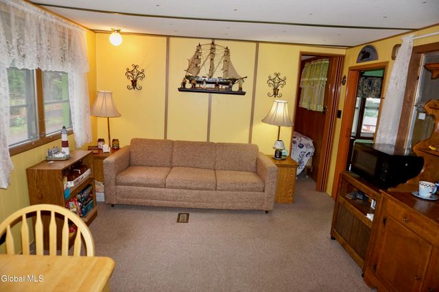 15 Upper Heights Road, Edinburg, NY 12835