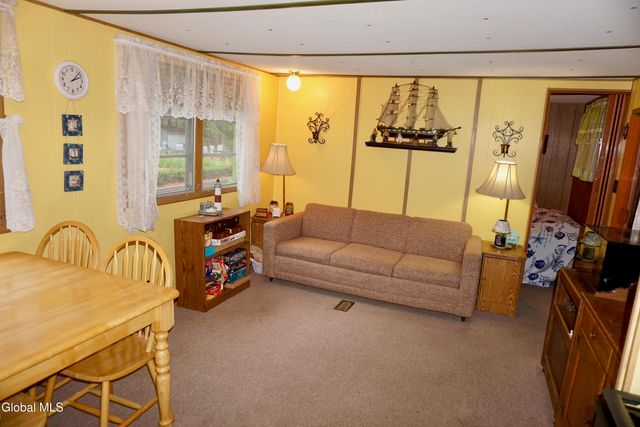 15 Upper Heights Road, Edinburg, NY 12835