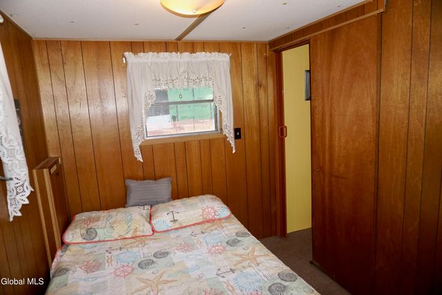 15 Upper Heights Road, Edinburg, NY 12835