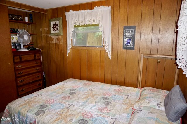 15 Upper Heights Road, Edinburg, NY 12835