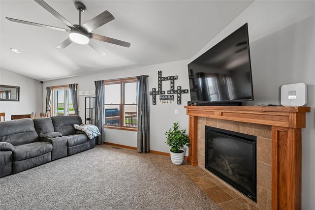 612 Deer Ridge Drive, Atkins, IA 52206