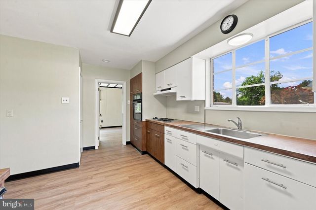 4022 W CHESTER PIKE, Newtown Square, PA 19073