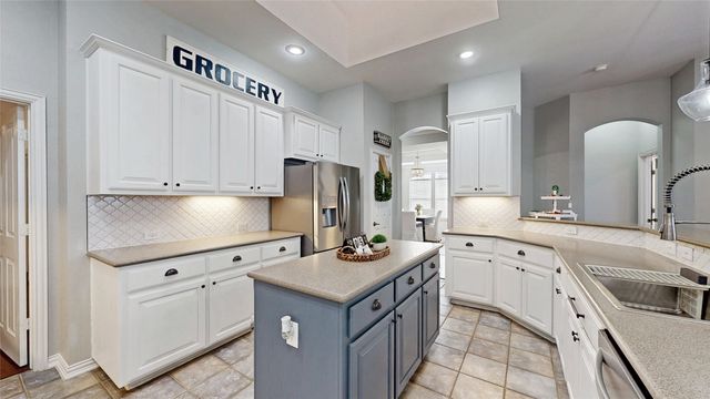 6869 Shoreview Drive, Grand Prairie, TX 75054