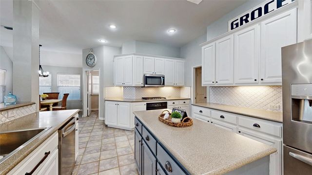 6869 Shoreview Drive, Grand Prairie, TX 75054