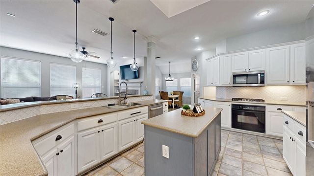 6869 Shoreview Drive, Grand Prairie, TX 75054