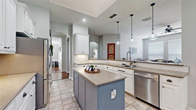 6869 Shoreview Drive, Grand Prairie, TX 75054