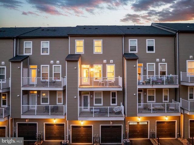 20721 HERON LANDING DR, Sterling, VA 20166