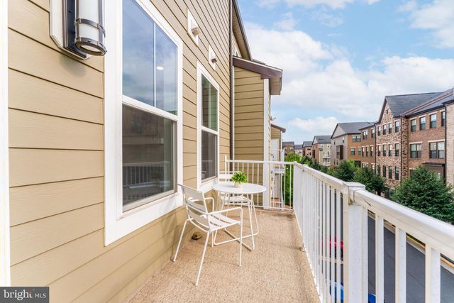 20721 HERON LANDING DR, Sterling, VA 20166
