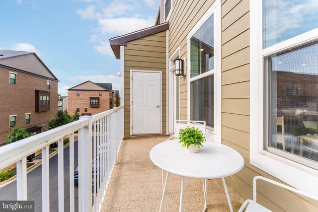 20721 HERON LANDING DR, Sterling, VA 20166