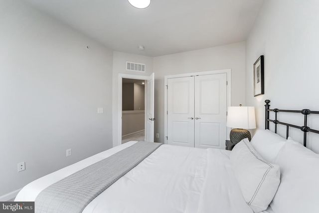 20721 HERON LANDING DR, Sterling, VA 20166