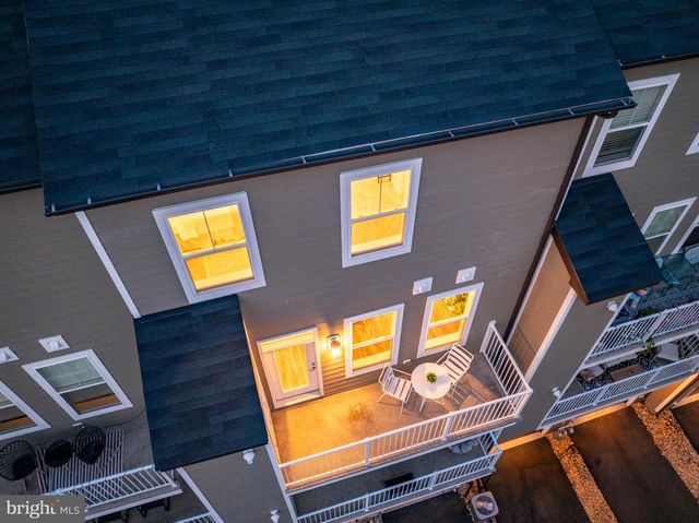 20721 HERON LANDING DR, Sterling, VA 20166