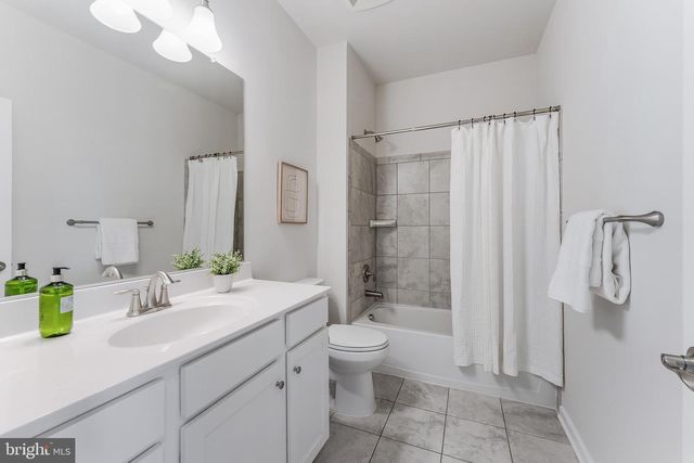 20721 HERON LANDING DR, Sterling, VA 20166
