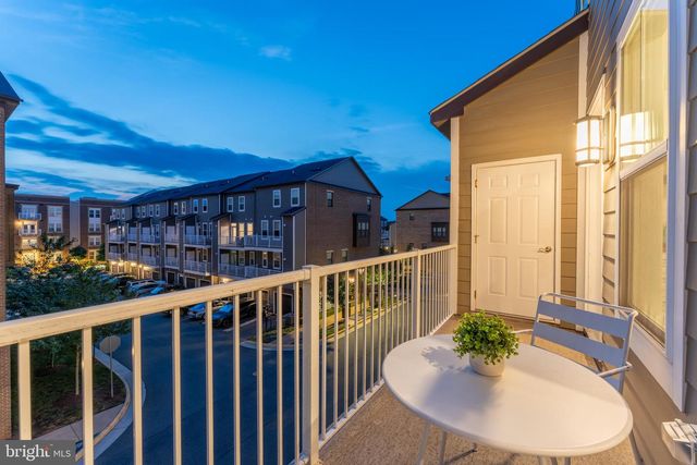 20721 HERON LANDING DR, Sterling, VA 20166