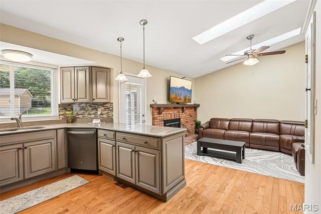 11 Laurelwood Drive, St Peters, MO 63376