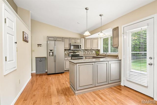11 Laurelwood Drive, St Peters, MO 63376