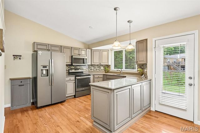 11 Laurelwood Drive, St Peters, MO 63376