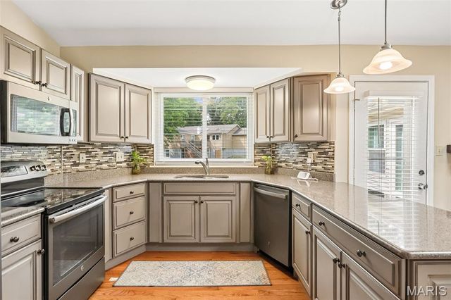 11 Laurelwood Drive, St Peters, MO 63376