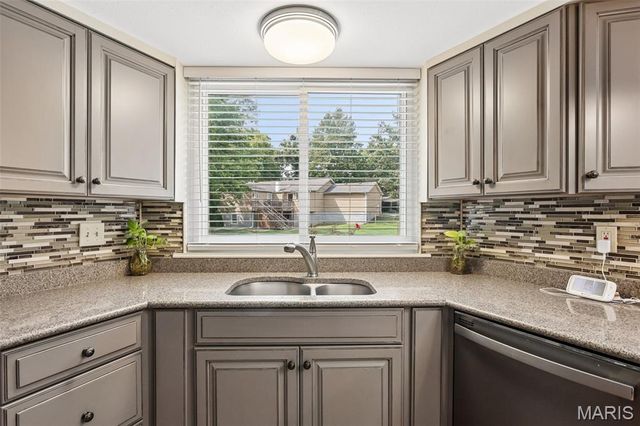 11 Laurelwood Drive, St Peters, MO 63376