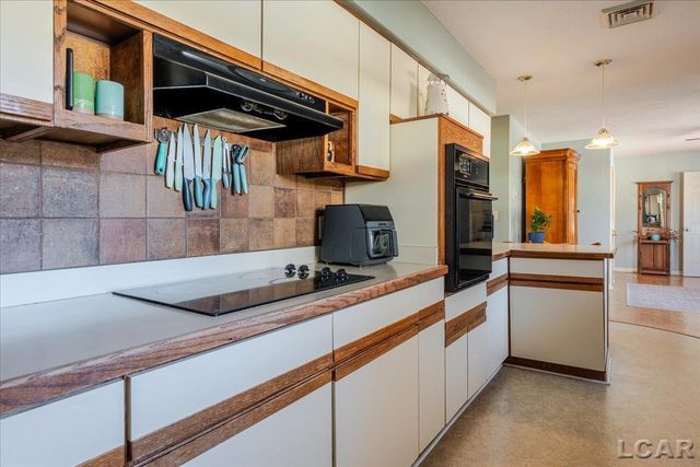 1270 E Oregon Road, Adrian, MI 49221