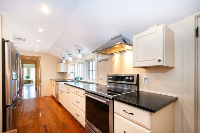 1 Thomas Street, Plymouth, MA 02360