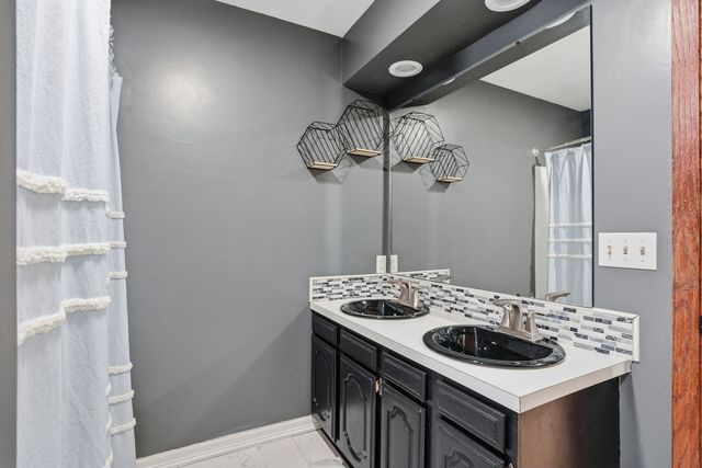 302 Fyre Lake Drive, Sherrard, IL 61281