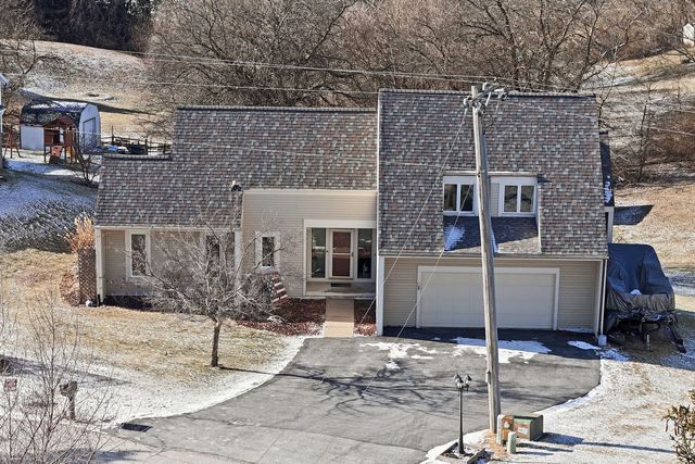 302 Fyre Lake Drive, Sherrard, IL 61281