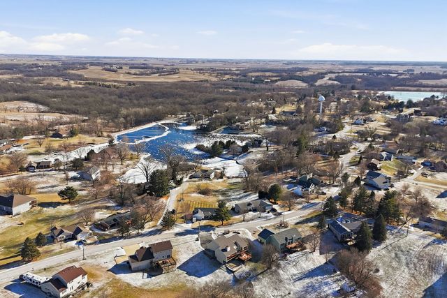 302 Fyre Lake Drive, Sherrard, IL 61281