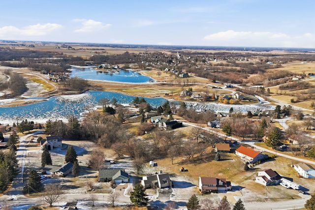 302 Fyre Lake Drive, Sherrard, IL 61281