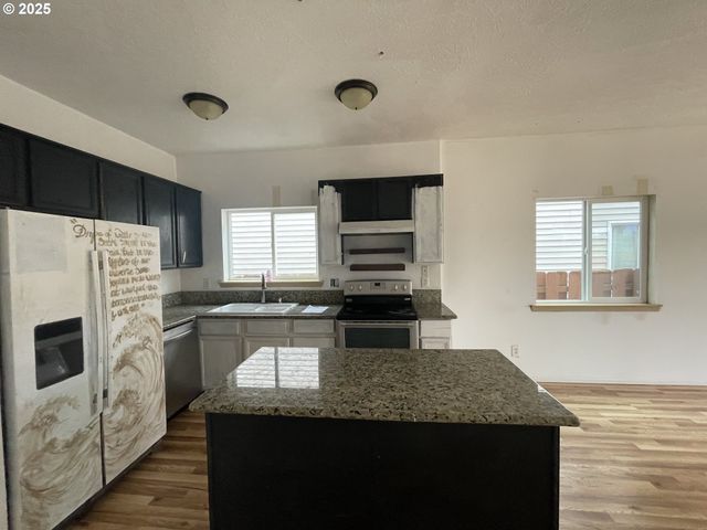 702 Ne 94TH Ave, Portland, OR 97220