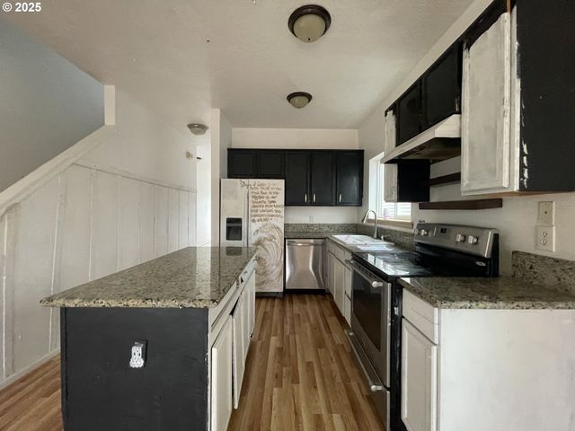 702 Ne 94TH Ave, Portland, OR 97220