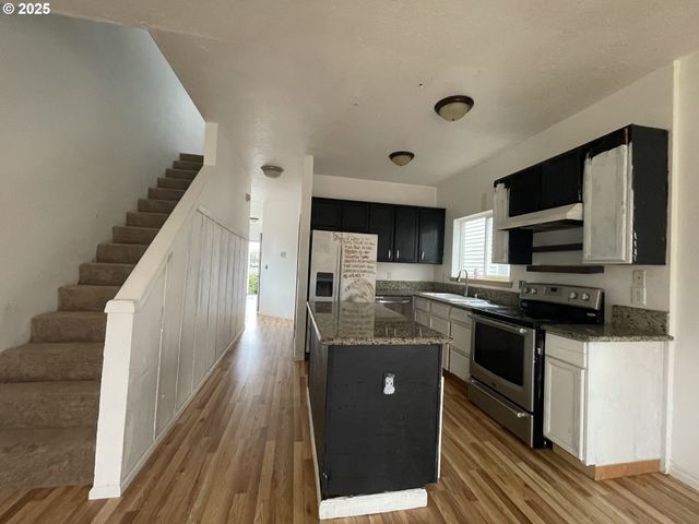 702 Ne 94TH Ave, Portland, OR 97220