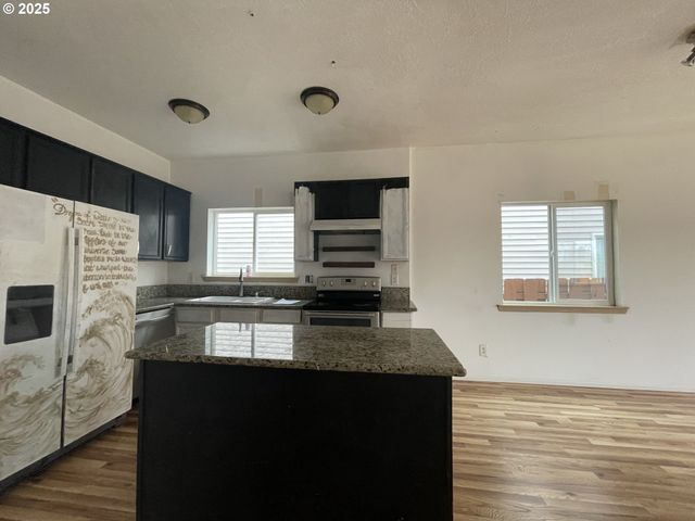 702 Ne 94TH Ave, Portland, OR 97220