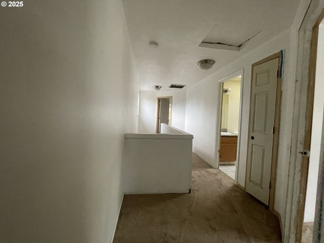 702 Ne 94TH Ave, Portland, OR 97220