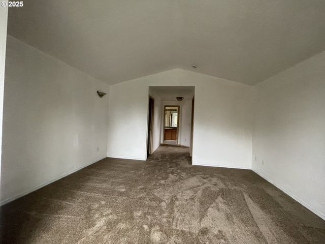 702 Ne 94TH Ave, Portland, OR 97220