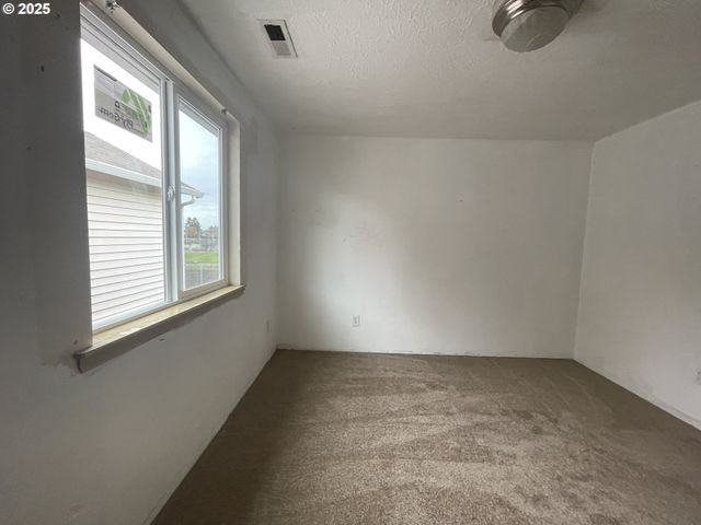 702 Ne 94TH Ave, Portland, OR 97220