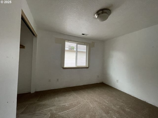 702 Ne 94TH Ave, Portland, OR 97220