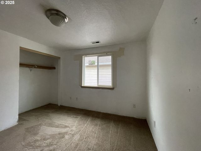 702 Ne 94TH Ave, Portland, OR 97220