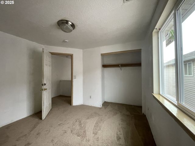 702 Ne 94TH Ave, Portland, OR 97220