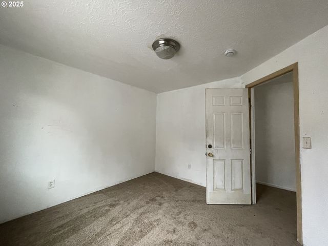 702 Ne 94TH Ave, Portland, OR 97220