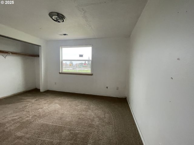 702 Ne 94TH Ave, Portland, OR 97220