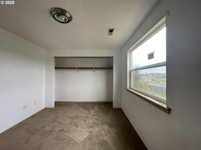 702 Ne 94TH Ave, Portland, OR 97220