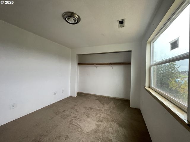 702 Ne 94TH Ave, Portland, OR 97220