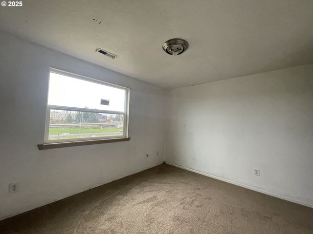 702 Ne 94TH Ave, Portland, OR 97220