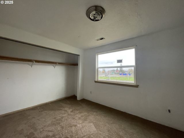 702 Ne 94TH Ave, Portland, OR 97220