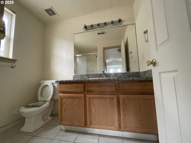 702 Ne 94TH Ave, Portland, OR 97220