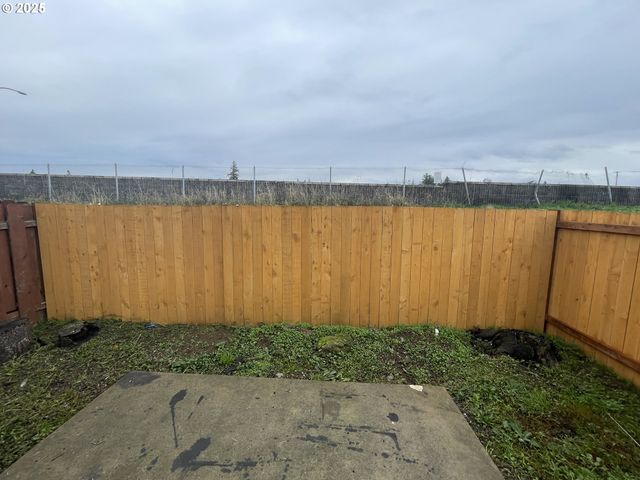 702 Ne 94TH Ave, Portland, OR 97220