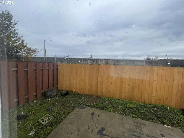 702 Ne 94TH Ave, Portland, OR 97220